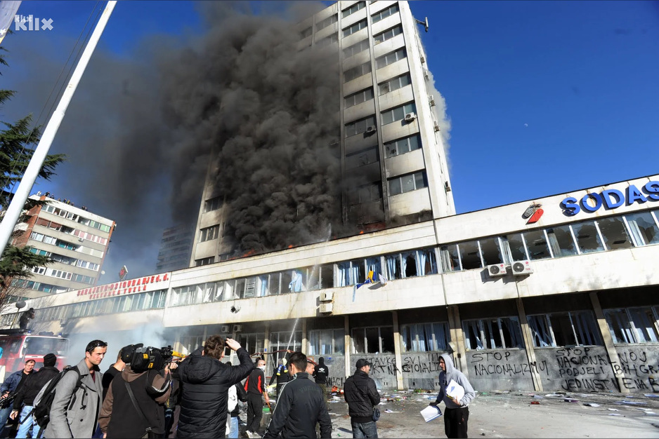 U demonstracijama je zapaljena i zgrada SodaSo u Tuzli (Foto: Arhiv/Klix.ba)