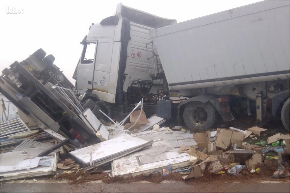 Na kamionima je nastala velika materijalna šteta (Foto: Klix.ba)