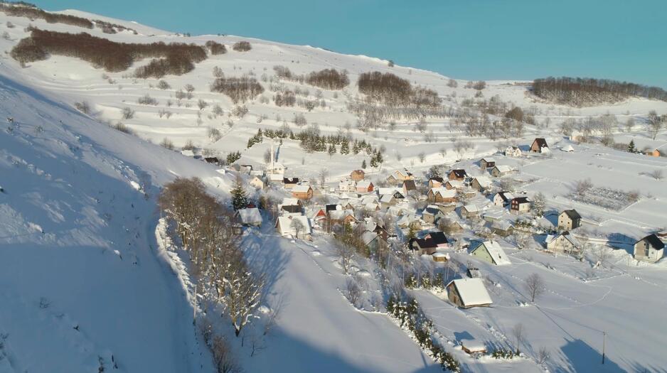 Iako je mnogo udaljen, u Lukavcu žive vjerni seljani, Foto: Helifilm