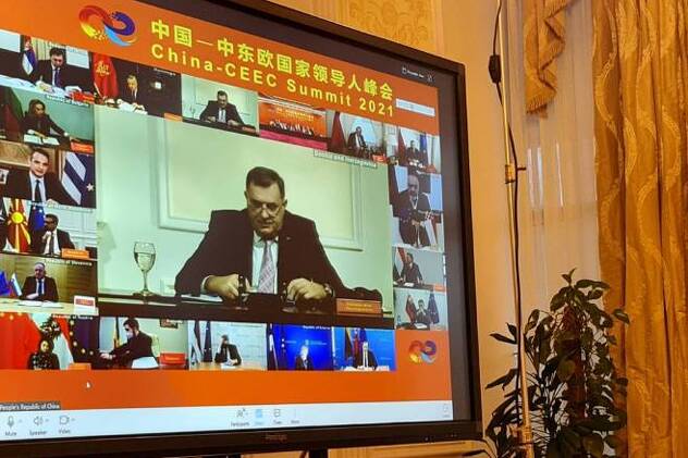 Dodik se obraćao bez državne zastave