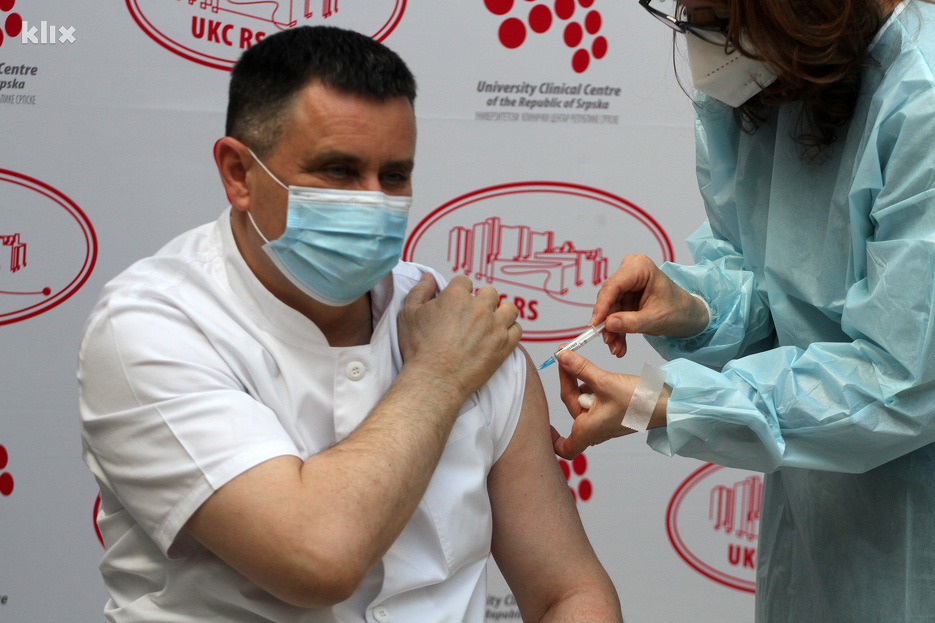 Direktor UKC-a prima vakcinu Sputnik V (Foto: E. M./Klix.ba)