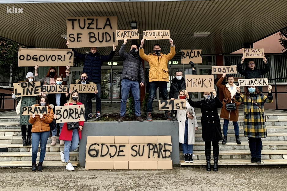 Karton revolucija ispred Univerziteta u Tuzli (Foto: A. K./Klix.ba)