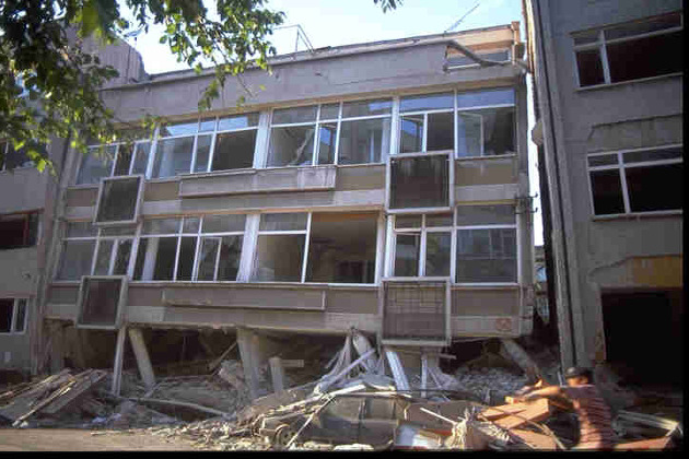 Posljedice zemljotresa na objektu s mekanim prizemljem (Foto: Mustafa Hrasnica)