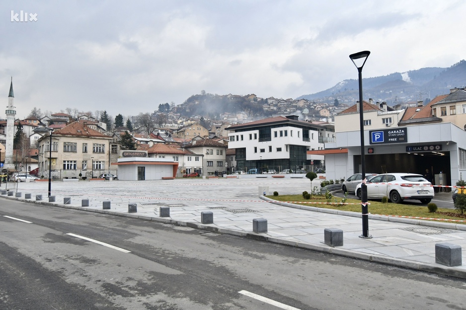 Novoizgrađeni trg na kojem se planira postavljanje Multikulturalnog čovjeka (Foto: D. S./Klix.ba)