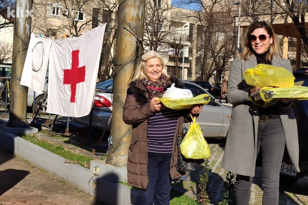 Građani posjećuju medicinske radnike (Foto: G. Š./Klix.ba)