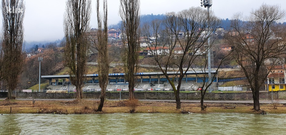 Policija sumnja da je eventualni pucanj mogao doći iz naselja prekoputa džamije (Foto: Klix.ba)