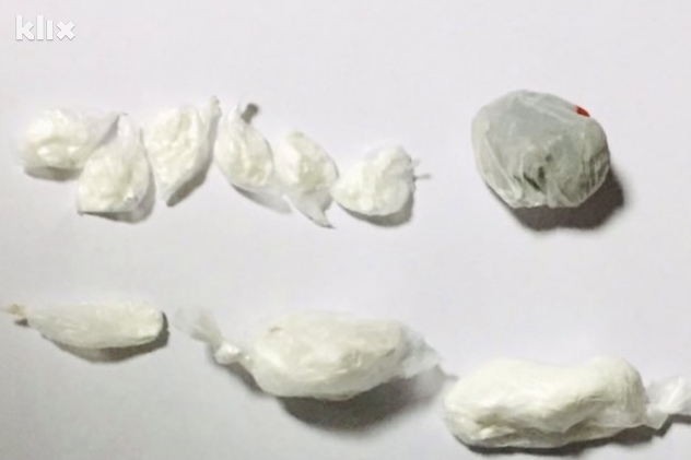 Droga je bila raspoređena u paketima (Foto: Klix.ba)