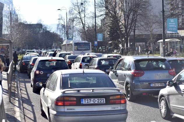 Stvorile su se duge kolone vozila od Pofalića (Foto: T. S./Klix.ba)