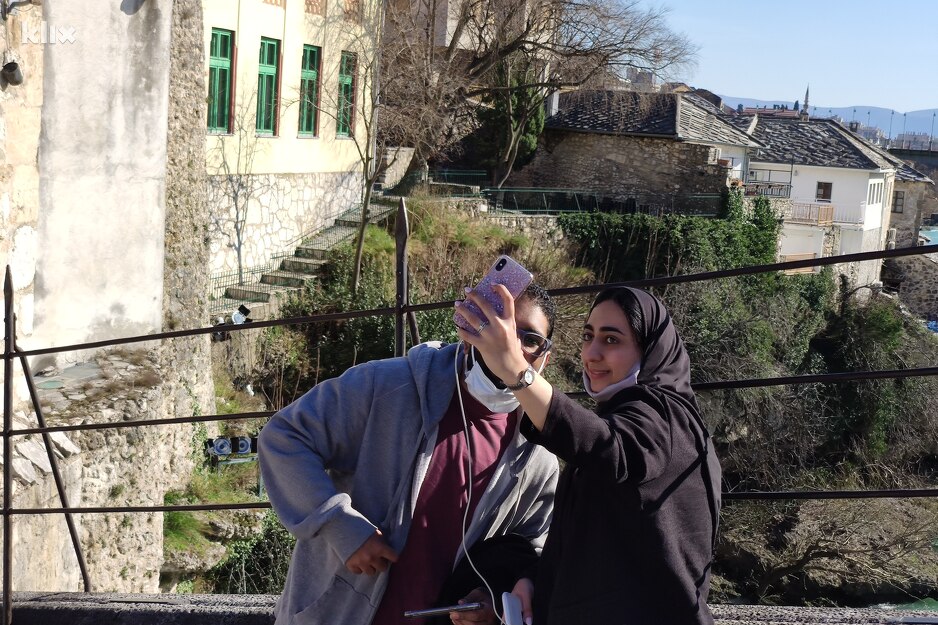 Neizostavan selfi na Starom mostu (Foto: G. Š./Klix.ba)