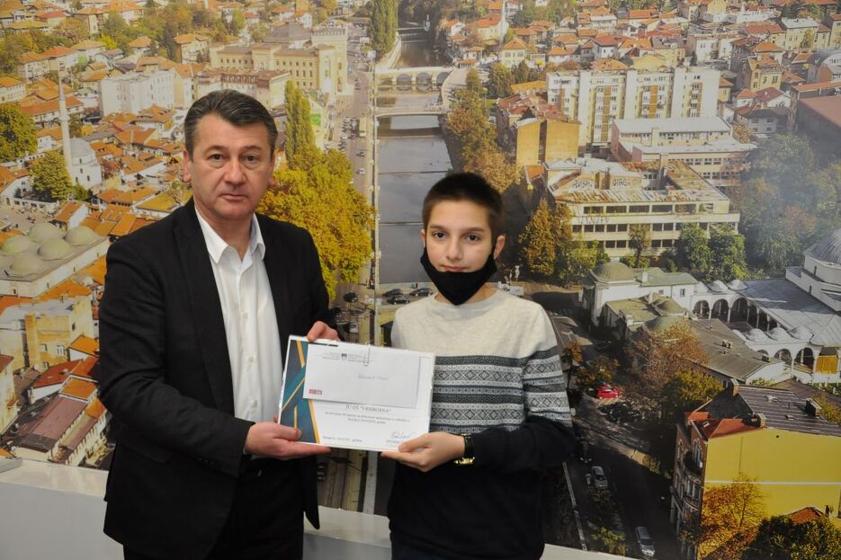 Načelnik Hadžibajrić i član tima robotičara