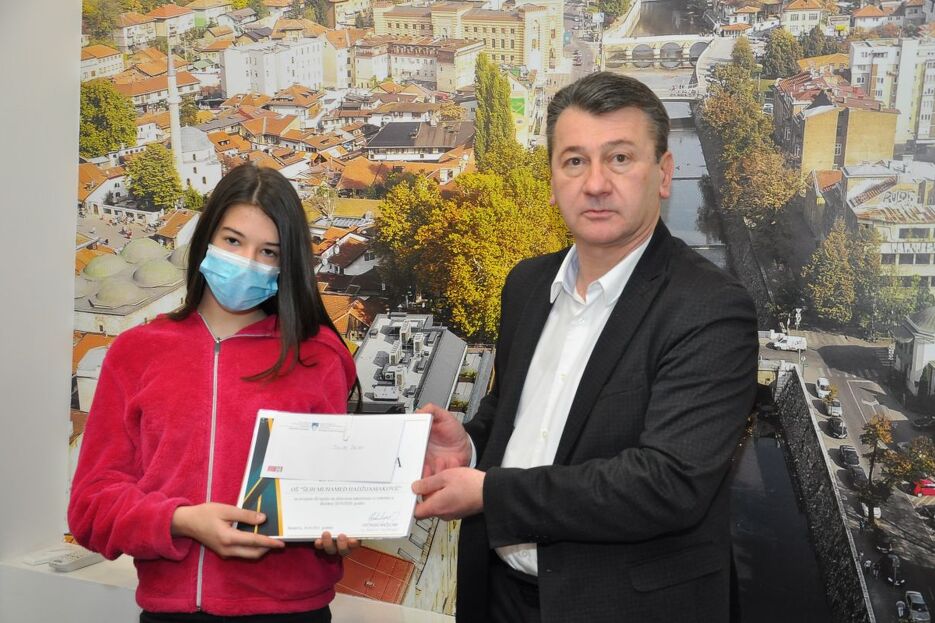 Načelnik Hadžibajrić i članica robotičkog tima