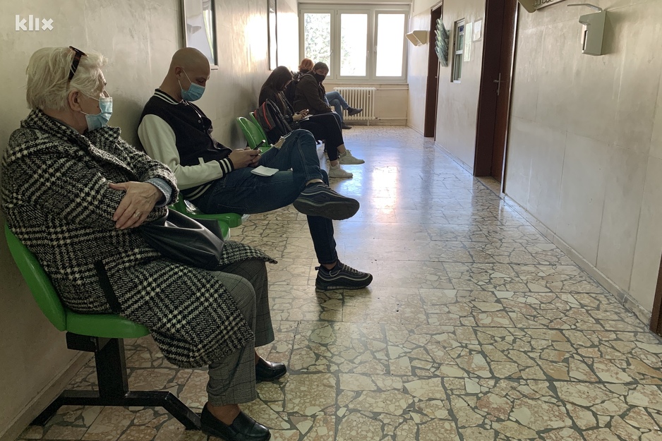 Pacijenti su strpljivo čekali na pregled u čekaonici (Foto: I. Š./Klix.ba)