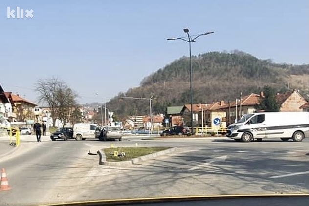 Sudar vozila se dogodio u kružnom toku (Foto: Facebook)