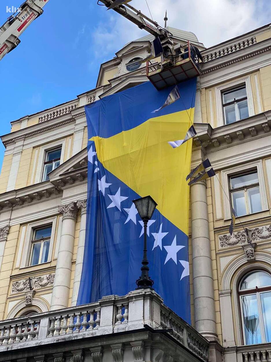 Velika zastava BiH postavljena iznad Vječne vatre uoči Dana nezavisnosti