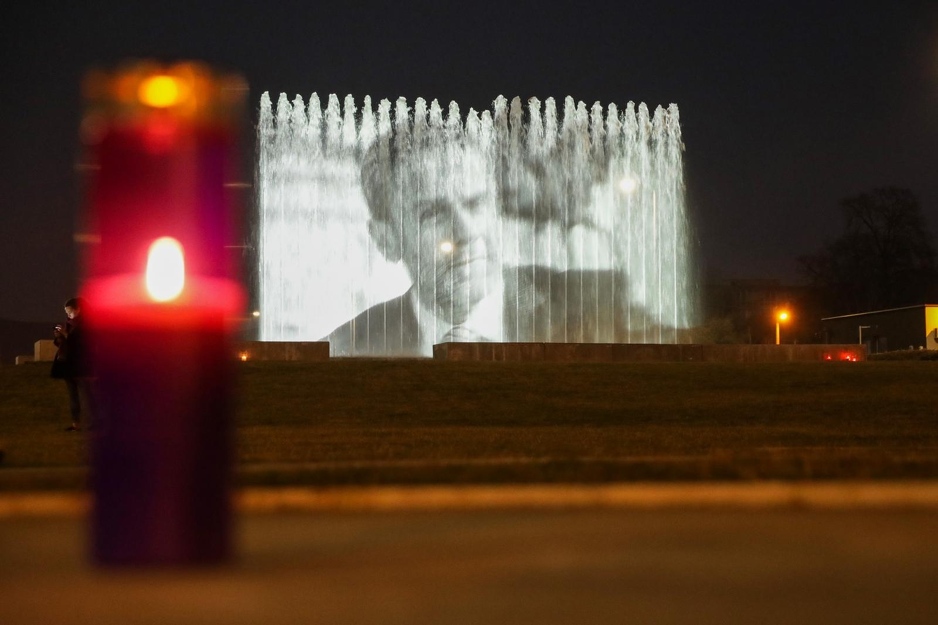 Građani ostavljaju svijeće pored fontane (Foto:Borna Filic/PIXSELL)