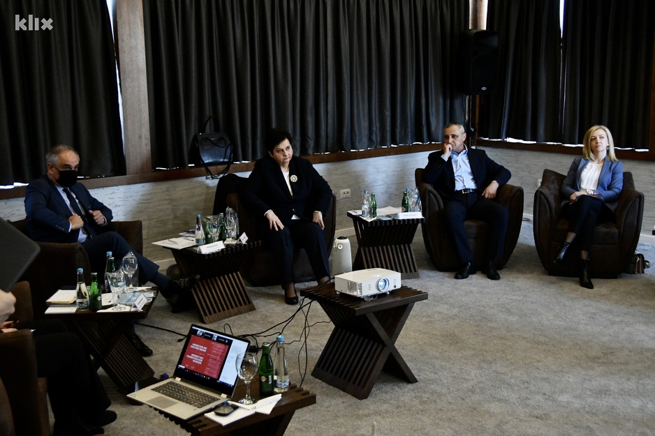 Na panelu učestvuju i državni parlamentarci (Foto: D. S./Klix.ba)