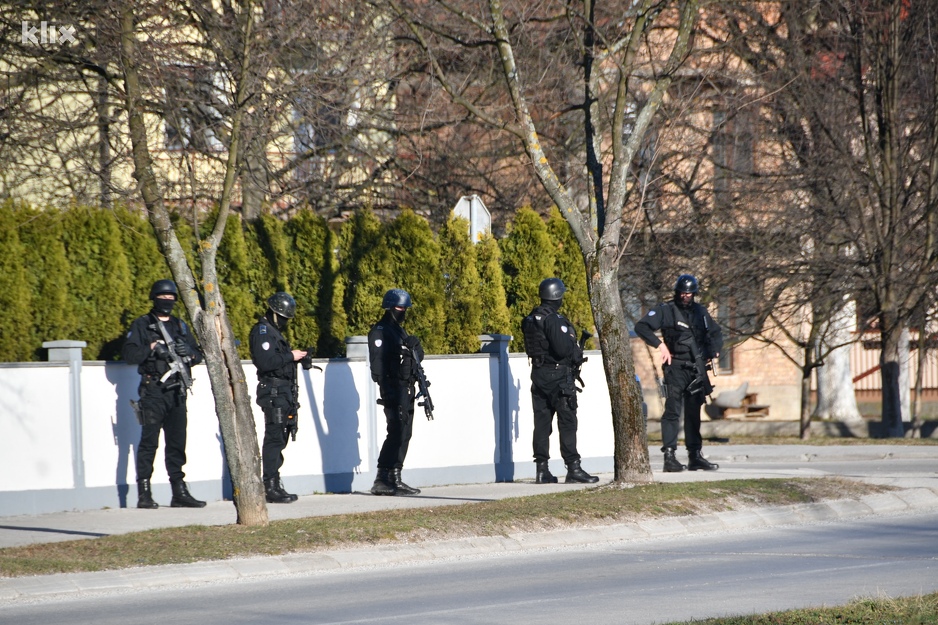 Veliki broj policijskih snaga osigurava rutu kojom će biti proveden Elez (Foto: D. S./Klix.ba)