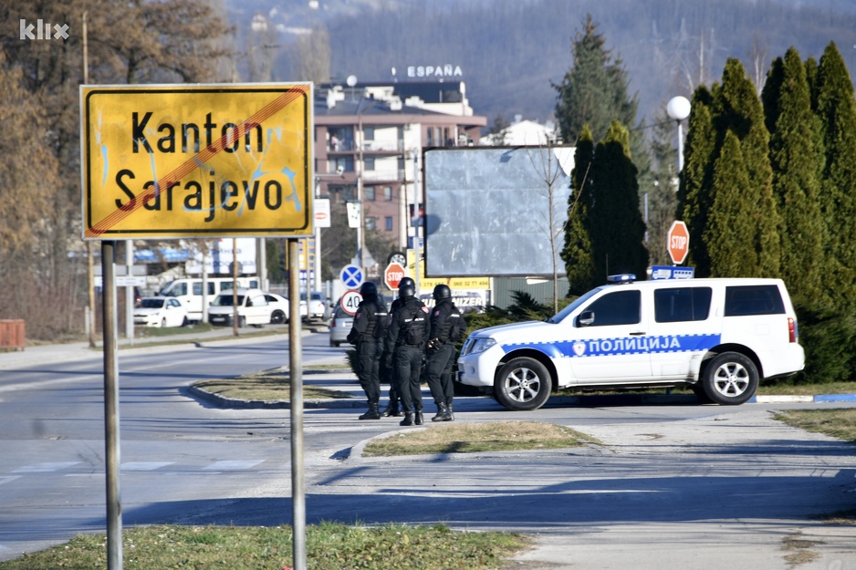 Na ulicama je i veliki broj specijalaca (Foto: D. S./Klix.ba)