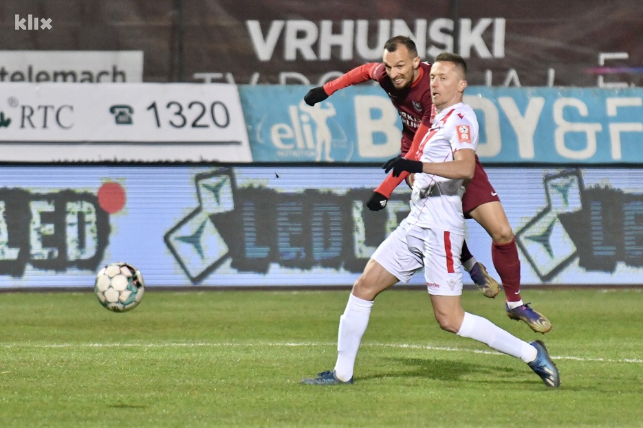 Trenutak kada je Mešanović šutirao pored gola (Foto: T. S./Klix.ba)