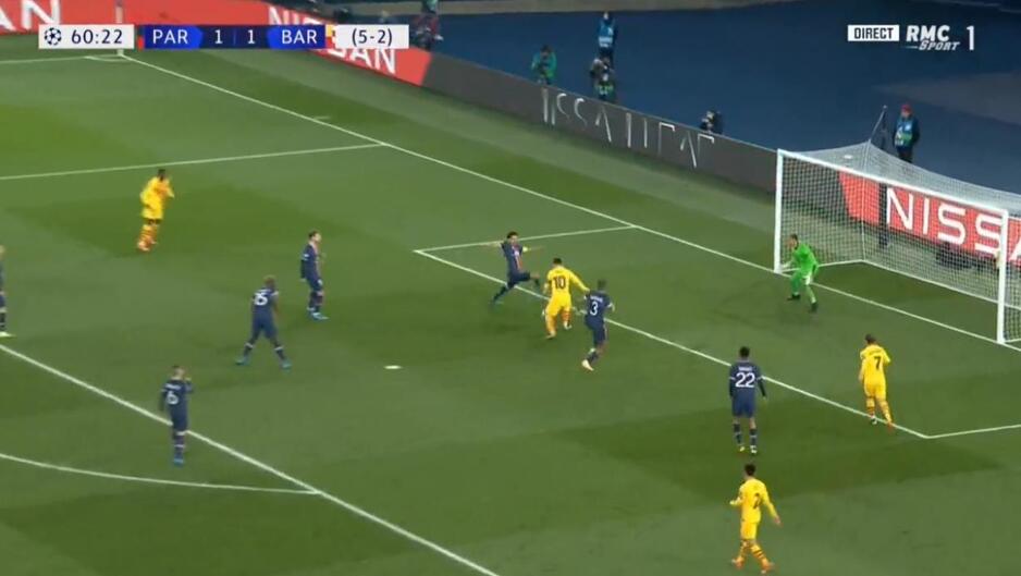 Trenutak kada je Messi mogao postići drugi gol, ali je odbrana PSG-a odlično reagovala