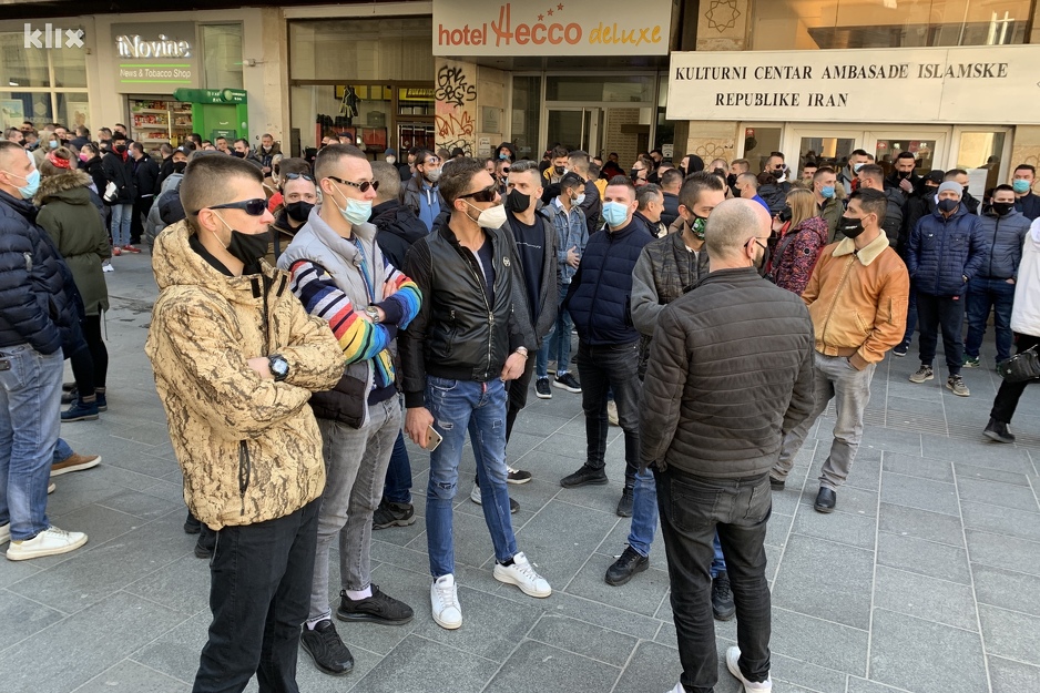 Okupljanje ispred Vječne vatre u Sarajevu (Foto: I. Š./Klix.ba)