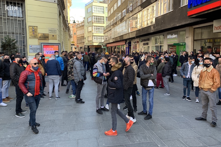 Okupljanje ispred Vječne vatre u Sarajevu (Foto: I. Š./Klix.ba)