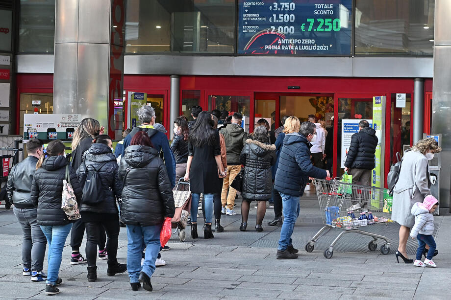 Građani ispred tržnog centra u Torinu (Foto: EPA-EFE)