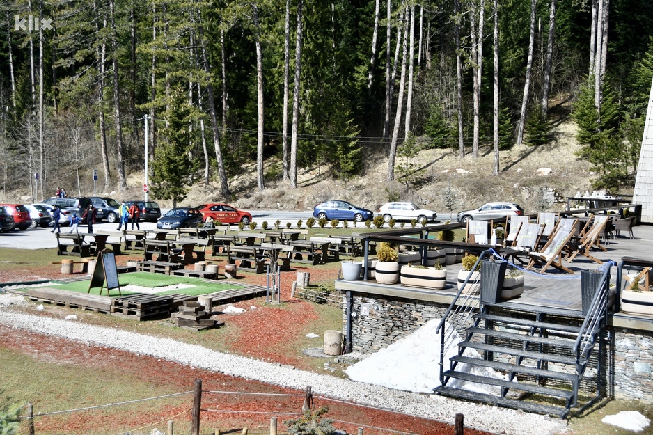 Prazna bašta ugostiteljskog objekta na Trebeviću (Foto: D. S./Klix.ba)