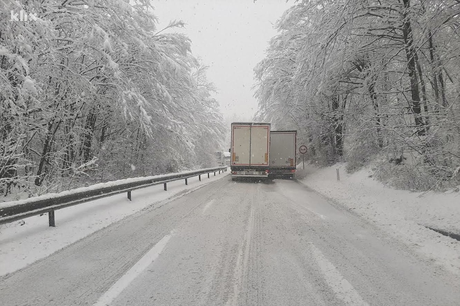 Snijeg na Karauli stvorio je probleme (Foto: Čitatelj)