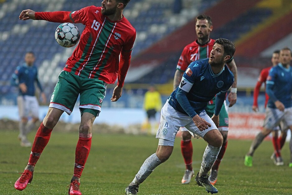 Igranje rukom Isića (Foto: Damir Hajdarbašić/fkzeljeznicar.ba)
