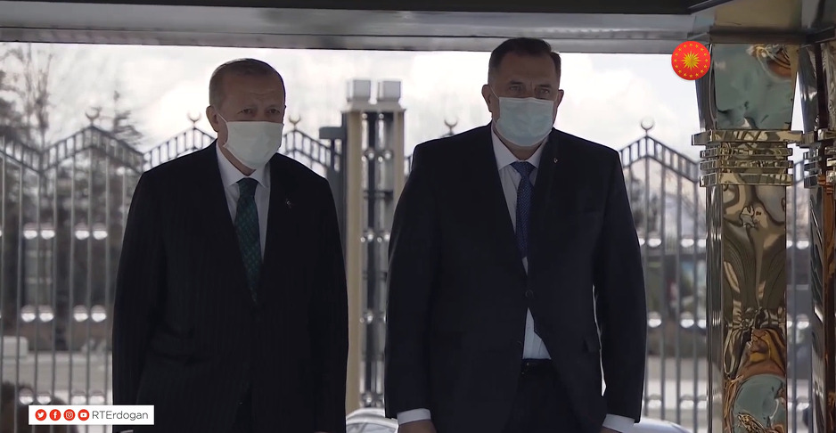 Dodik i Erdogan tokom intoniranja himni (Foto:Screenshot)