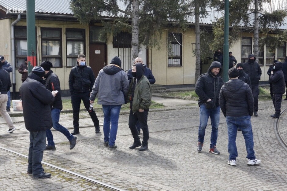 Okupljanje radnika GRAS-a u krugu preduzeća (Foto: T. S./Klix.ba)
