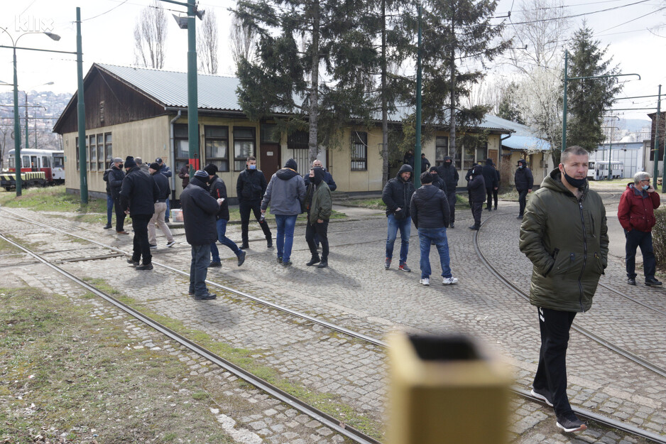Okupljanje radnika GRAS-a u krugu preduzeća (Foto: T. S./Klix.ba)