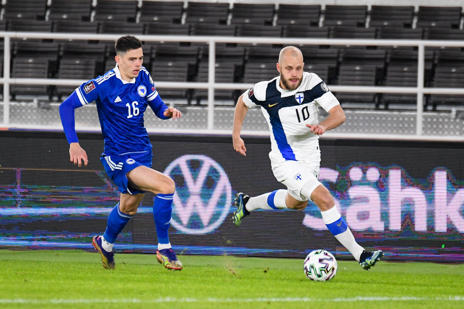 Trenutak kada je Pukki pobjegao Hadžikaduniću, ali je Saničanin izbacio loptu s linije (Foto: EPA-EFE)