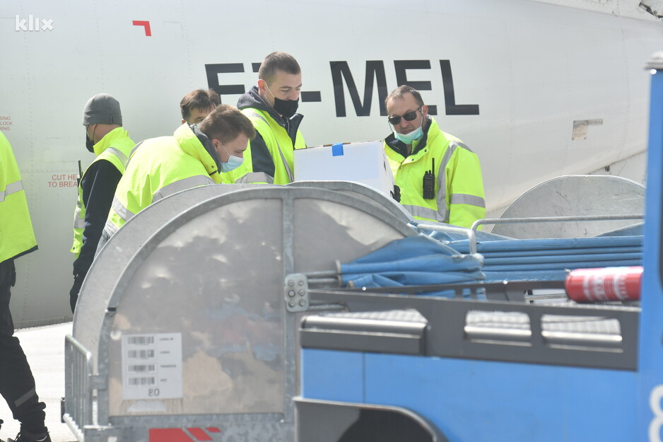 Istovar vakcina koje su pristigle putem COVAX-a (Foto: T. S./Klix.ba)