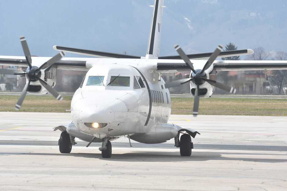 Avion kojim su pristigle vakcine (Foto: T. S./Klix.ba)