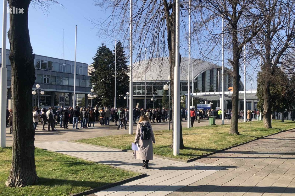 Građani strpljivo čekaju u redu za vakcinaciju (Foto: Klix.ba)