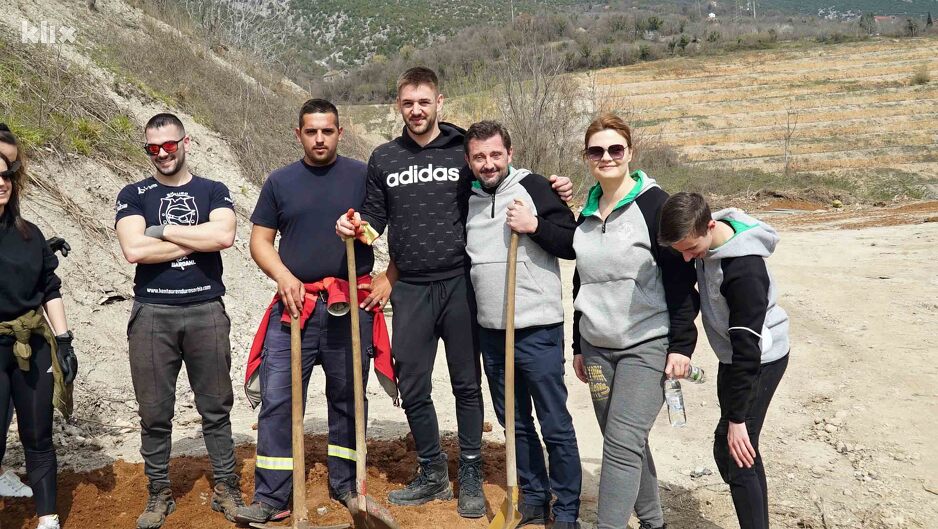 Akteri ekološke akcije sa gradonačelnikom (Foto: G. Š./Klix.ba)