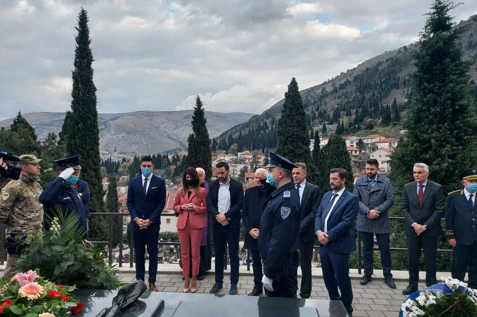 Brojne delegacije na groblju u Mostaru (Foto: HNS)