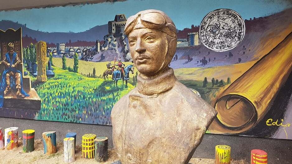 Bista Rudija Čajevca ispred Muzeja Kaknja (Foto: Facebook)