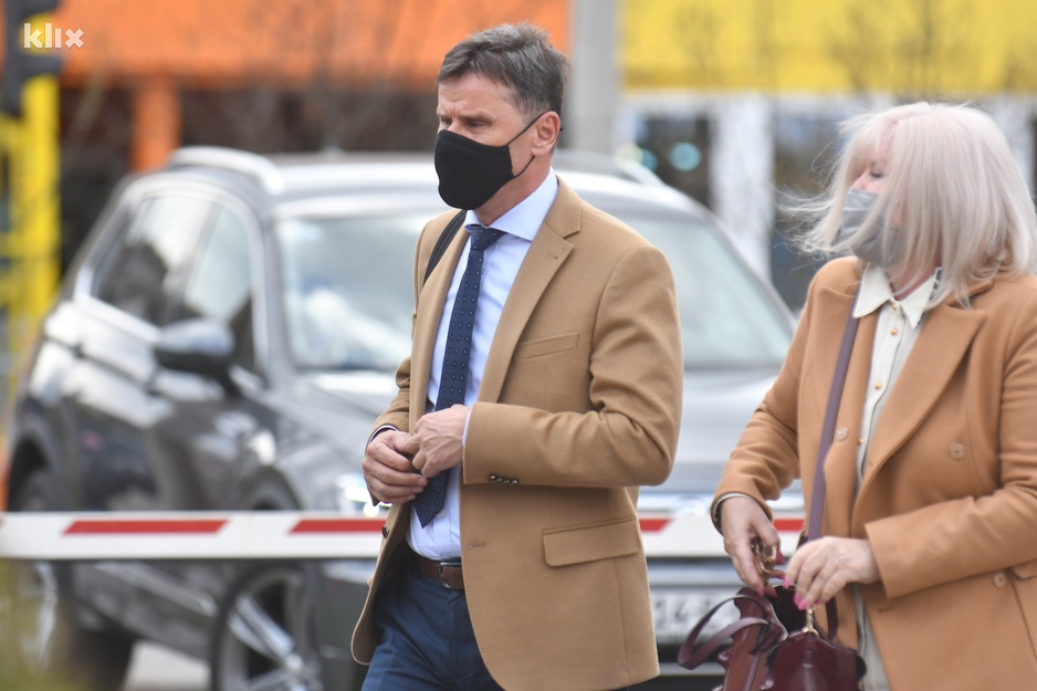 Fadil Novalić s avokaticom (Foto: T. S./Klix.ba)