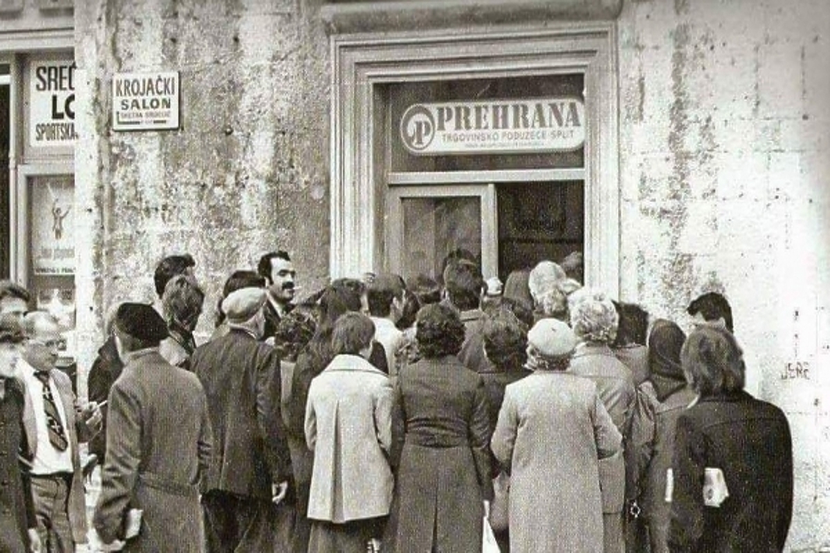 Redovi ispred prodavnica u vrijeme bivše države (Foto: Liberal.hr)
