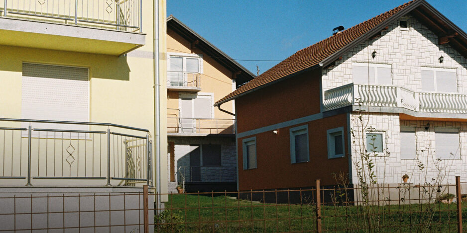 Kuće u Kozarcu (Ajna Babahmetović/FA)