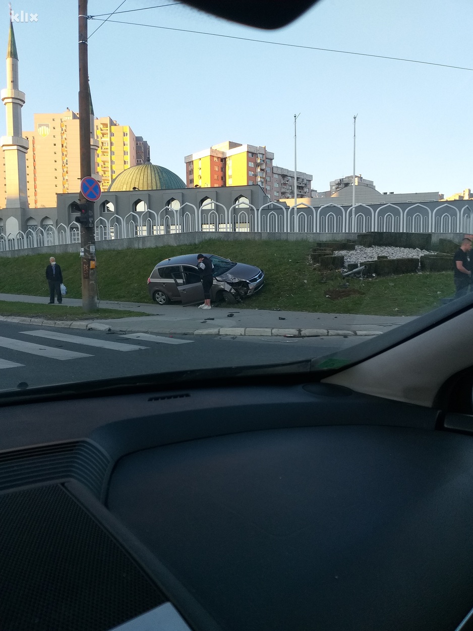 Saobraćajna nesreća u sarajevskom naselju Saraj-Polje (Foto: Čitatelj)