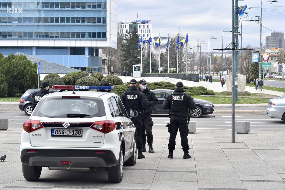 Policija ispred Parlamenta BiH (Foto: T. S./Klix.ba)