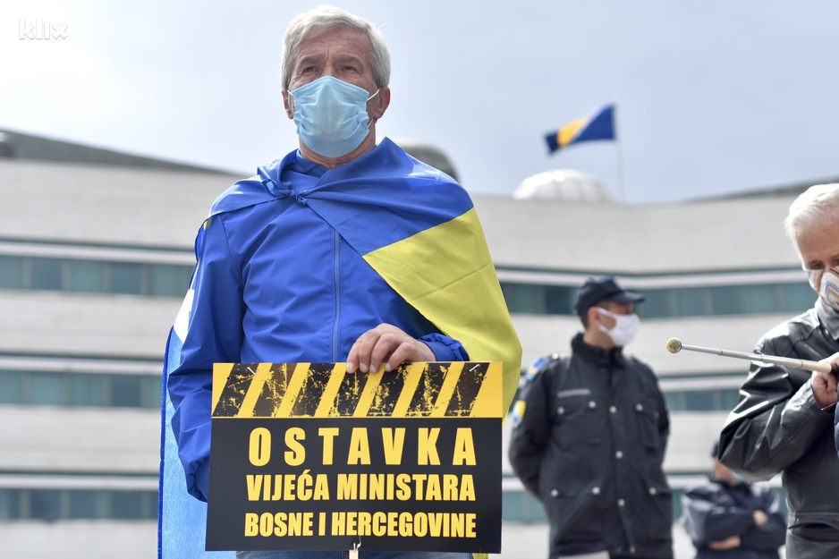 Demonstrant ispred Parlamenta BiH traži ostavku Vijeća ministara (Foto: T. S./Klix.ba)