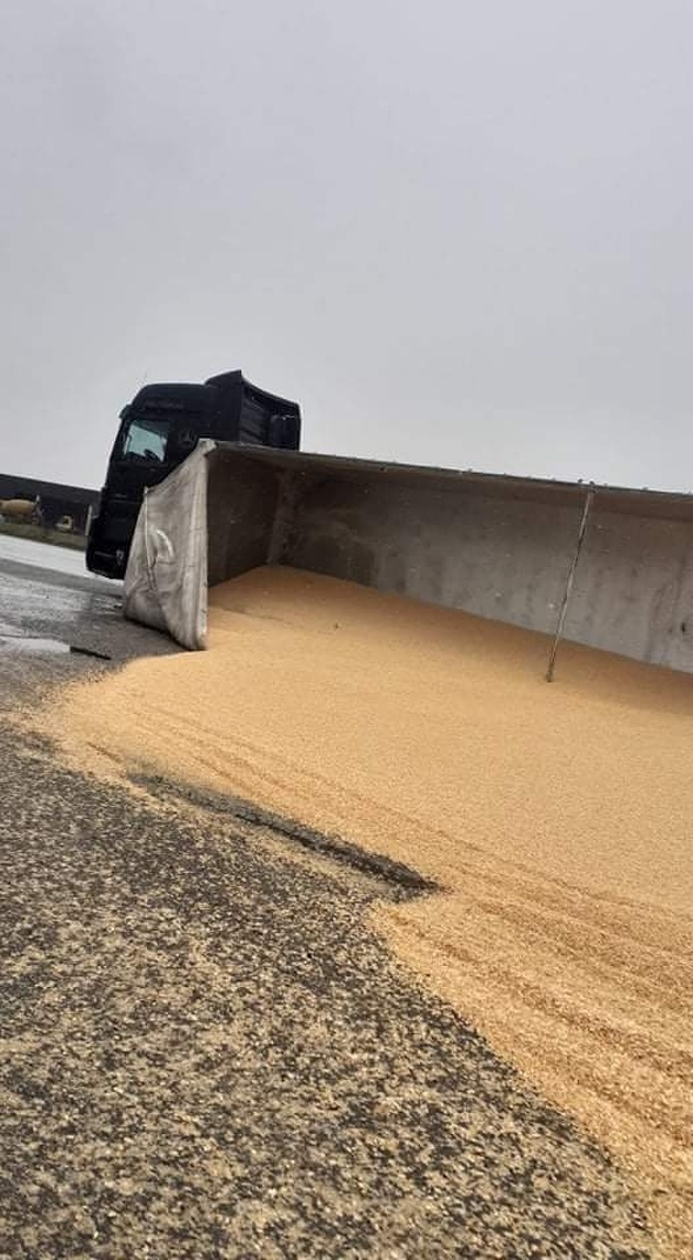 Prevrnuta prikolica kamiona na području Doboja (Foto: BHTruck)