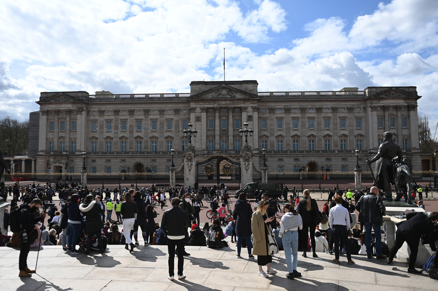Britanci odaju počast princu Philipu ispred Buckinghamske palače (Foto: EPA-EFE)