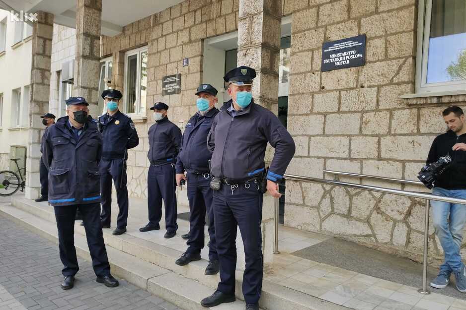 Policija ispred zgrade MUP-a prilikom protesta u Mostaru (Foto: Klix.ba)