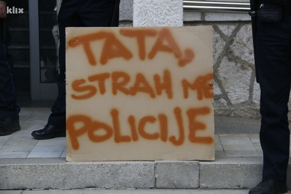 Demonstranti postavili transparent ispred policije (Foto: G. Š./Klix.ba)